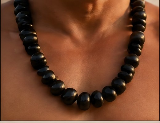 Makua Nui black bead lei detail.